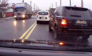 Violenţă extremă în trafic, pe un drum naţional din Iaşi! Şoferul unui Range Rover, aproape să producă o tragedie (Video)