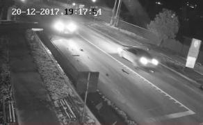 Imagini de infarct în Vaslui, la Soleşti, după ce un tânăr de 22 de ani pierde controlul volanului! Totul a fost filmat de camerele de supraveghere (Video)