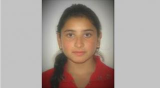 Emanuela a dispărut fără urmă. Fetiţa este dată în urmărire şi căutată cu disperare de toată lumea. A plecat de acasă şi nu s-a mai întors