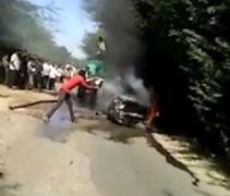 Imagini șocante! Un bărbat și-a ucis cele două soții, blocându-le într-o mașină căreia i-a dat foc. Trei copii au rămas orfani de mamă