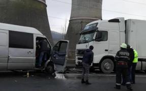Grav accident la Hunedoara, soldat cu nouă victime! A fost activat planul roşu de intervenţie