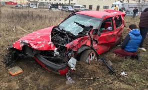 Nimeni nu înţelege cum a scăpat doar cu zgârieturi şoferul din maşina spulberată de tren la Cluj. Autoturismul e complet distrus!