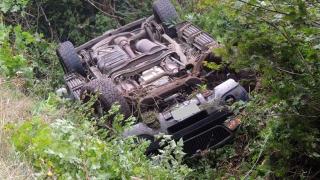 Șoferul dispărut al mașinii răsturnate în prăpastie la Cîmpeni, găsit bântuind prin pădure. Şi-a omorât cel mai bun prieten şi a rănit grav alte 2 persoane