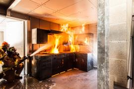 O femeie din Botoşani a dat foc la apartament, după ce a adormit cu oala de sarmale pe foc, aşteptând să dea în fiert