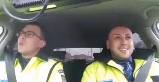 Epic! Poliţişti de la Rutieră, filmaţi în maşină cântând "Moş Crăciun cu plete dalbe". Nu ai mai văzut aşa ceva! (Video)