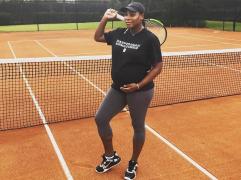 Serena Williams revine pe teren la patru luni după ce a născut, în primul meci feminin de la Abu Dhabi
