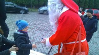 În fiecare an, de Crăciun, un băcăuan cu suflet mare se costumează şi străbate oraşul pe jos, împărţind dulciuri tuturor copiilor