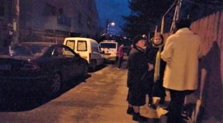 Soţ şi soţie din Iaşi, găsiţi spânzuraţi în casă, de Crăciun. Se pare că bărbatul şi-a spânzurat nevasta, apoi şi-a pus ştreangul de gât