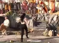 O activistă în sânii goi a încercat să fure statueta lui Iisus din Piaţa Sfântul Petru din Roma. Imaginile fac înconjurul lumii!