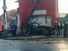Accident teribil în Galaţi! Un Mercedes a spulberat o ambulanţă aflată în misiune, apoi a rupt un stâlp de curent. Un băieţel a ajuns la spital (Imagini dramatice)
