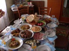 Ai exagerat cu mâncarea de Crăciun? Iată câteva trucuri simple şi rapide care te scapă de indigestie