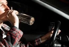 Accident între beţivi la Botoşani. Un şofer beat a lovit un pieton, la fel de beat. Niciunul nu a anunţat accidentul