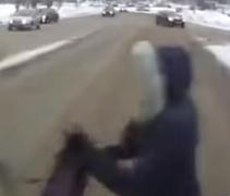 Tânără izbită din plin, de două microbuze, în doar câteva momente! Imaginile surprinse de camera de bord sunt înfiorătoare