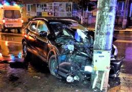 Accident bizar la Botoşani. Doi tineri beţi au făcut accident, pe rând, cu aceeaşi maşină. Oamenii au privit uluiţi scena