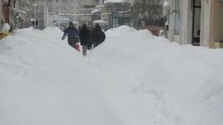 O femeie a fost la un pas să moară, după ce a fost luată pe sus de vânt şi a căzut de la etajul 4! O minune a făcut ca femeia să scape cu viaţă