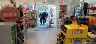 Un hoţ luat-o razna, după ce a spart un magazin din Timişoara. Poliţiştii l-au găsit învârtindu-se în cerc, deşi uşa era larg deschisă