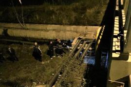 Cadavrul complet carbonizat al unei persoane, descoperit sub un pod din Oradea. Poliţiştii au împânzit zona