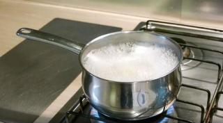 Copil de 3 ani dus de urgenţă la spital, opărit cu lapte. Nesupravegheat şi înfometat, a tras cratiţa cu lapte de pe aragaz