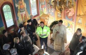 Un hoţ care a furat bani din pomelnicele de la Straja a fost prins după ce a avut nevoie, de urgenţă, la toaletă