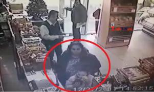 Gest revoltător într-un magazin din Reşiţa! O mamă îşi pune fiica să şterpelească un portofel uitat de un client pe tejghea (Video)