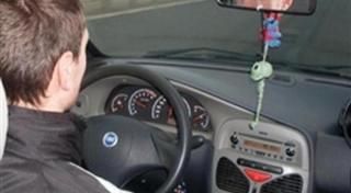 Ghinion extrem pentru un tânăr din Alba, care s-a urcat la volan fără permis. Din senin, i-a explodat un cauciuc, iar ce a urmat e scenariu de film