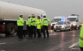 Accident grav în Buzău, după ce un șofer a vrut să depăşească neregulamentar un camion şi a ajuns pe contrasens. Un om a murit și trei sunt răniţi