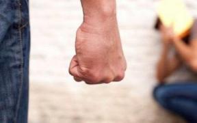 Orbit de gelozie, un român l-a bătut cu pumnii și picioarele pe amantul italian al soției, lăsându-l aproape mort pe caldarâm. Amantul venise să petreacă o noapte cu iubita