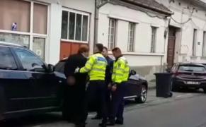 Maşina poliţistului din Mureş care l-a încătuşat pe cardiologul Benedek Imre a fost incendiată