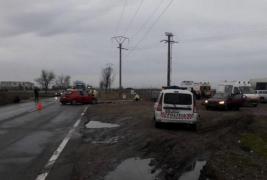 Accidentul de azi dimineață din Buzău, provocat de o șoferiță de 27 de ani care a vrut să depășească un camion. Mama tinerei a murit pe loc, după ce a fost proiectată prin geamul portierei