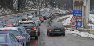 Aglomeraţie pe Valea Prahovei, între Predeal şi Buşteni, pe sensul de mers către Bucureşti. Se circulă în coloană, cu 20 de kilometri/oră