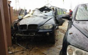 Accident spectaculos la Ulmi. Un jeep condus de o femeie s-a dat de mai multe ori peste cap, zburând peste un şanţ şi oprindu-se într-o maşină parcată în faţa casei (video)