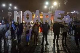 Nou protest antiguvernamental în Piața Victoriei. Sute de oameni au cerut demisia șefilor celor două Camere ale Parlamentului