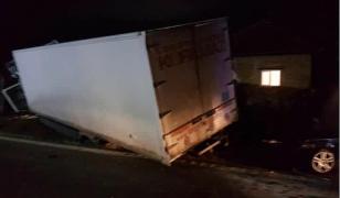 Un tânăr şofer a pierit ars de viu în propria maşină, distrusă într-un accident, în Vâlcea