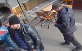 Cum a fost păcălită o vânzătoare din Târgoviște prin metoda bancnotelor schimbate. Imaginile cu schema celor trei escroci au devenit virale (Video)