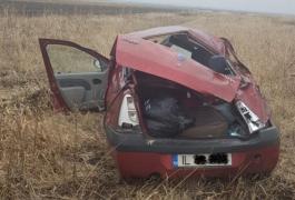 Un copil de un an e în stare gravă la spital, după ce maşina condusă de tatăl lui s-a răsturnat pe câmp, lângă Buzău