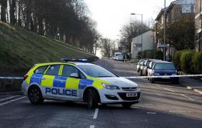 O româncă de 39 de ani a fostă găsită în comă pe marginea drumului şi a murit la spital, în Anglia. Trei bărbaţi au fost arestaţi