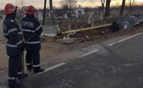 Accident violent în Dolj: două maşini s-au ciocnit şi au fisurat o ţeavă de gaze de pe marginea drumului