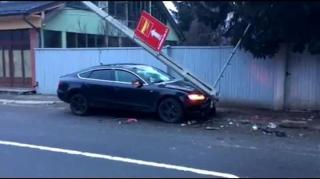 Tânăr băut, fiu de poliţist de frontieră, şi-a zdrobit BMW-ul de un stâlp, în Vişeu de Sus şi a fugit. Băiatul avea permisul anulat