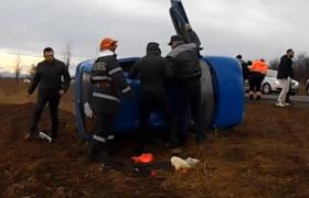Tragedie la Suceava înainte de Revelion! O tânără care se întorcea de la cumpărături s-a speriat la o depășire, a pierdut controlul volanului și s-a răsturnat. Fata a murit pe loc (Video)