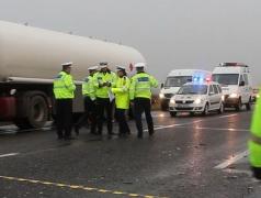 Accident cumplit la Buzău! Doi tineri au murit pe loc, după ce s-au izbit puternic de un TIR