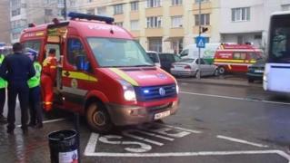 Accident grav la Bistriţa. Două surori, de 3 şi 12 ani, lovite de maşină în timp ce traversau strada neregulamentar. Micuţele au ajuns la spital