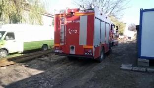 Cei doi muncitori prinşi sub un mal de pământ în Craiova au murit! Bărbaţii au stat zeci de minute sub pământ!