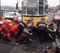 Tânăr prins sub un tramvai, în Iaşi. Operaţiune dramatică de salvare, desfăşurată de pompieri (Video)