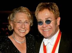 Momente cumplite pentru Elton John! Cântărețul și-a pierdut mama la scurt timp după ce se împăcase cu ea. Fuseseră certați timp de 9 ani