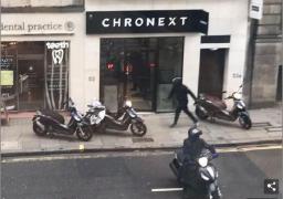 Jaf ca în filme la Londra! Bărbați înarmați cu săbii, macete, cuțite și bare de oțel au atacat un magazin de ceasuri, ziua în amiaza-mare. Totul a fost filmat de martori