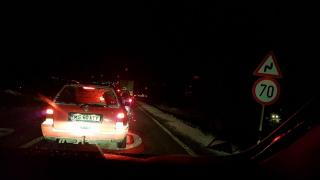 Impact violent între o maşină şi un microbuz cu pasageri în Mureş. Sunt cel puţin trei răniţi, trafic blocat spre Sighişoara