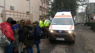 O elevă care a fost lovită pe trecere i-a spus şoferiţei vinovate că nu are nimic, să nu întârzie la şcoală. La ore i s-a făcut rău, a intervenit ambulanţa