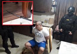 Lovitura cu sabia dată de traficantul de droguri aproape că l-a decapitat pe poliţistul de la trupele speciale. Ciprian nu purta cască de protecţie