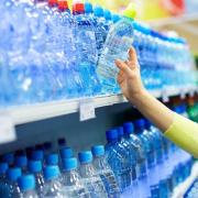 Risc major de îmbolnăvire a populaţiei. Ministrul Economiei spune că au apărut la vânzare ape îmbuteliate despre care nu se ştie absolut nimic