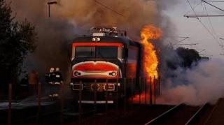 O locomotivă a luat foc din senin, la Braşov. Trenul curprins de flăcări în timpul deplasării este plin cu lemne